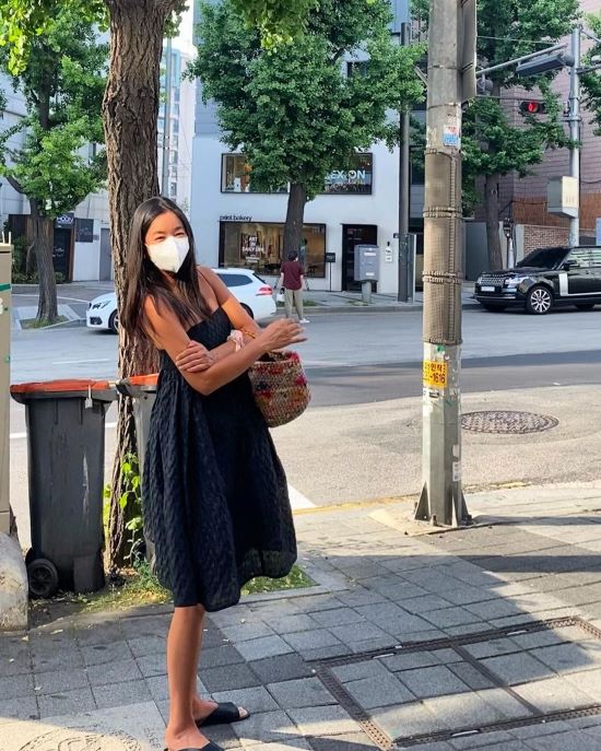 Talent Lee Hye-Yeong showed off her dazzling beautiful looksOn the 8th, Lee Hye-Yeong posted a picture and a picture on his Instagram, # In front of the Weather Bag Waste container!Lee Hye-Yeong poses in a strap dress in the public photo, his fresh eyes and slender figure catching his eye.Lee Hye-Yeong marriages a businessman who was one year old in 2011.Photo: Lee Hye-Yeong Instagram