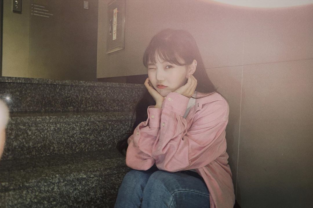Group OH MY GIRL Choi Hyo-jung flaunts lovely beautyChoi Hyo-jung posted a picture on his Instagram account on the 8th with an article entitled I like pink clothes and you.Choi Hyo-jung in the open photo is sitting on the stairs and posing with Camera.Choi Hyo-jung winking at Camera with calyx in her hand brought adorableness.Choi Hyo-jung showed off her refreshing charm by matching her jeans with a pink shirt; Choi Hyo-jungs concave features and a clean atmosphere caught her eye.OH MY GIRL, which Choi Hyo-jung belongs to, released its 7th mini album NONSTOP in April and acted as the title song Sleeping.Photo = Choi Hyo-jung Instagram
