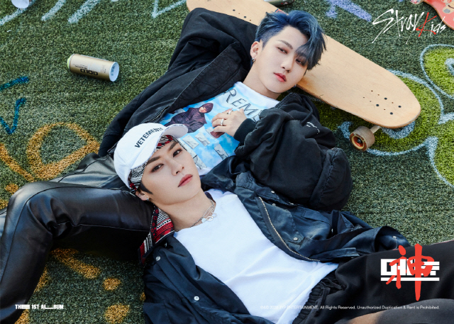 Stray Kids has released a unit Teaser image of their first full-length album, GOsaeng (High School).On the 9th, at 0:00 on the official SNS channel, Bang Chan and Seungmin, Reno and Changbin, Hyunjin and Han, Felix and Ien have opened four unit photos.Stray Kids had a nice black and white look and spewed out a wild charisma.Board, Graffiti Art, etc. In the object where freedom is felt, I caught my eye with 8 color charm of 8 people.When the alphabet written on the face of Bang Chan, Hyunjin, and Felix was connected in turn, the phrase Stray on the road was completed and stimulated curiosity.Since its official debut in March 2018, Stray Kids has been involved in various aspects such as writing, composing, concept of album, performance, and has established its identity.The regular 1st album is more anticipated with a record that will express the color of the team more deeply.The title song The God Menu (The New Menu) is a song with a fresh and intense feeling, and you can taste Stray Kids unique Marathon Music.The teams production group, Three Lacha (3RACHA), who wrote and composed, combined various hip-hop elements and musical instrument sources to create a rough and strange addictive rhythm.In addition to sound, performance will also be given a clear reversal point to provide visual and auditory fun.Stray Kids showed his extraordinary talent by participating in the work of all the songs as well as the title song.In addition, he collaborated with leading musicians such as Mike Daley, Henry Oyekanmi, Mitchell Owens, MNDR, and Peter Wade Keusch to enhance musical perfection.On the other hand, Stray Kids first regular album GO and the title song God Menu will take off the veil on the 17th.