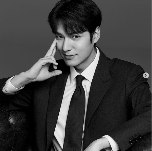 Lee Min-ho has a womans heart enchanted with a neat suit-fit black and white photo.Actor Lee Min-ho posted two photos on Instagram on 9th dayIn the public photos, there is Lee Min-ho of Black Suitfit and Lee Min-ho of boyfriend look in white knit.Lee Min-ho Photo Comments are a representative Korean Wave actor, and global fans are wearing ripples such as My husband and I love you in various languages.Meanwhile, Lee Min-ho is ahead of the final episode of SBSs gilt play The King - Eternal Monarch. The final episode of The King, which is a total of 16 episodes, will be broadcast at 10 pm on the 12th.