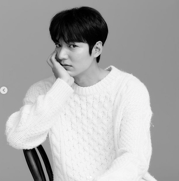 Lee Min-ho has a womans heart enchanted with a neat suit-fit black and white photo.Actor Lee Min-ho posted two photos on Instagram on 9th dayIn the public photos, there is Lee Min-ho of Black Suitfit and Lee Min-ho of boyfriend look in white knit.Lee Min-ho Photo Comments are a representative Korean Wave actor, and global fans are wearing ripples such as My husband and I love you in various languages.Meanwhile, Lee Min-ho is ahead of the final episode of SBSs gilt play The King - Eternal Monarch. The final episode of The King, which is a total of 16 episodes, will be broadcast at 10 pm on the 12th.