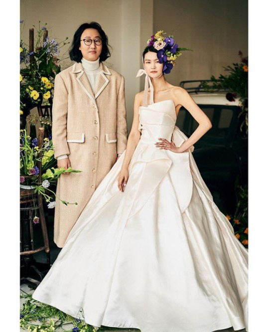 Phone posted a picture of himself and Kim Kyung Jin wearing a wedding dress with his article Wedding 21 June issue picture on his instagram on the 9th.Phone and Kim Kyung Jin in the photo stand side by side posing, especially Phone, who spews out Models force and boasts her own beauty, drawing attention.On the other hand, Kim Kyung Jin Phone will raise a marriage ceremony on June 27th in Gangnam, Seoul.