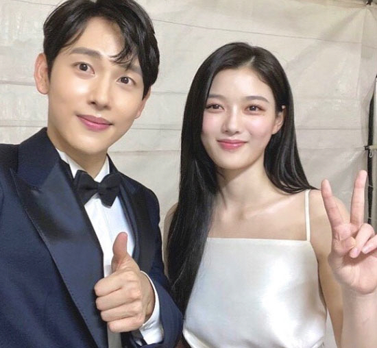 Actor Siwan reunited with Kim Yoo-jung after a long time9th day Siwan posted a picture on his Instagram with an article entitled Yoo Jung Lee who met for a long time.The photo showed Siwan and Kim Yoo-jung who met at the 56th Baeksang Arts Grand Prize held on the 5th.The two, dressed in tuxedos and dresses, catch their eye with a handsome male and female who boasts colorful visuals.In particular, Siwan and Kim Yoo-jung have been breathing with MBC Drama The Sun with the Sun. The meeting of the two actors who have grown up attracts attention.Meanwhile, Siwan appeared in the movie Boston 1947, which is scheduled to open this year.