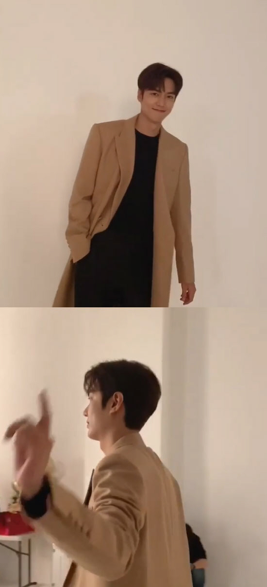 Actor Lee Min-ho boasted a perfect Southern proportion.9th day Lee Min-ho posted a video on her Instagram.The footage released showed Lee Min-ho being photographed; Lee Min-ho, wearing a brown coat, is shaking lightly to the music.In particular, Lee Min-ho proved to be the representative of Korea by adding a perfect body ratio as well as a sculpture-like appearance.Meanwhile, Lee Min-ho is ahead of the last episode of SBS The King - Eternal Monarch which will be broadcast on the 12th.