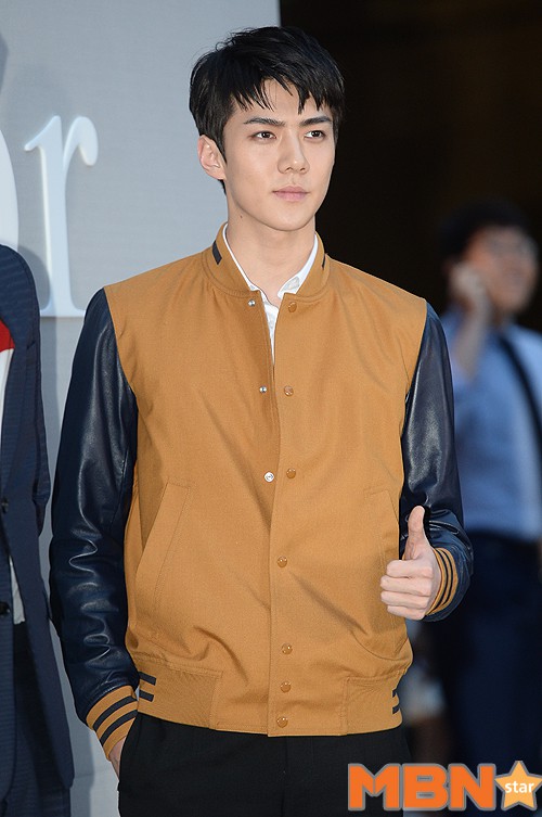 EXO Sehun is discussing the appearance of The Pirate Movie2.Sehuns agency SM Entertainment said on the 9th day afternoon star that Sehun is positively discussing the appearance of The Pirate Movie 2.Sehuns role in discussing is the main character of The Pirate Movie and the character of a handsome figure with a special bow shoot, he added.The Pirate Movie2 (director Kim Jin Hoon) is a sequel to the 2014 film The Pirate Movie: Bandits to the Sea, starring actors Kwon Sang-woo, Lee Kwang-soo and Kang Ha-neul.Sehun has previously starred in the web drama Doggo Rewind as Kang Hyuk.Meanwhile, EXO, which Sehun belongs to, released a new song Obsession last November.