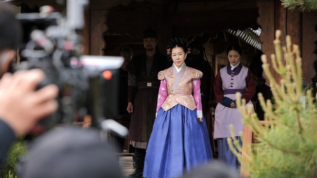 Hong Hyon-hee - Jason couple appear as a cameo in the drama Wind, Cloud and Rain and Top Model in the first act of life.In the 101st episode of the TV CHOSUN entertainment program, The Taste of Wife, Nowhere in the World (hereinafter referred to as The Taste of Wife), which will be broadcast on June 9, the Hong Hyon-hee-Jason couple will take a harsh acting training and make their debut as a Shin Stiller couple actor for the first time as a Amat couple.Hong Hyon-hee - Jason was offered a cameo appearance in the TV CHOSUN drama Wind and Cloud and Rain starring actor Park Si-hoo and Ko Sung-hee.Prior to filming, the Hee-Won couple began to practice Acting, and Hong Hyon-hee, a situational drama addict, turned into a make-up room Hong senior and conducted a one-on-one Acting class for Jason, a new actor who plays Top Model in his first act of life.As a 14-year-old gag woman, Hong Hyon-hee has started a harsh acting training, saying that he will pass on Bings Acting Honey Tip as a military base leader Hyun Hee senior.However, Hong Hyon-hee, who was enthusiastic about Acting, showed off his full-fledged act and made Jason theft, and changed the one-on-one acting class to more and more self-fulfilling.The long-awaited shooting time has come, and the couple has been preparing for the role of the actor.At this time, Hong Hyon-hee saw Jasons face with a beard for the first time in his life and gave him a commendation of bean pods that It looks like Hwang Jung-min and released Jasons tension.On the other hand, Hong Hyon-hee laughed, misunderstood as another actor when he entered the filming scene despite being properly dressed for the role.Finally, the couple announced their debut as a couple actor as they filmed with the scenes with veteran actors Park Si-hoo and Park Jun-gum.There is growing interest in what role the couple will have given and whether the couple will be able to show their fantasy acting breathing as usual.In addition, the Amatpam female cast members played an instant acting showdown while watching a rare couple video in the studio.The top model in Hong Hyon-hees dialogue in the drama, which was revealed by everyone, revealing confidence, and the expectation is rising about who will be the best female cast member of Hong Hyon-hees ambassador.Park Su-in