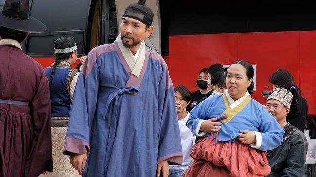 Hong Hyon-hee - Jason couple appear as a cameo in the drama Wind, Cloud and Rain and Top Model in the first act of life.In the 101st episode of the TV CHOSUN entertainment program, The Taste of Wife, Nowhere in the World (hereinafter referred to as The Taste of Wife), which will be broadcast on June 9, the Hong Hyon-hee-Jason couple will take a harsh acting training and make their debut as a Shin Stiller couple actor for the first time as a Amat couple.Hong Hyon-hee - Jason was offered a cameo appearance in the TV CHOSUN drama Wind and Cloud and Rain starring actor Park Si-hoo and Ko Sung-hee.Prior to filming, the Hee-Won couple began to practice Acting, and Hong Hyon-hee, a situational drama addict, turned into a make-up room Hong senior and conducted a one-on-one Acting class for Jason, a new actor who plays Top Model in his first act of life.As a 14-year-old gag woman, Hong Hyon-hee has started a harsh acting training, saying that he will pass on Bings Acting Honey Tip as a military base leader Hyun Hee senior.However, Hong Hyon-hee, who was enthusiastic about Acting, showed off his full-fledged act and made Jason theft, and changed the one-on-one acting class to more and more self-fulfilling.The long-awaited shooting time has come, and the couple has been preparing for the role of the actor.At this time, Hong Hyon-hee saw Jasons face with a beard for the first time in his life and gave him a commendation of bean pods that It looks like Hwang Jung-min and released Jasons tension.On the other hand, Hong Hyon-hee laughed, misunderstood as another actor when he entered the filming scene despite being properly dressed for the role.Finally, the couple announced their debut as a couple actor as they filmed with the scenes with veteran actors Park Si-hoo and Park Jun-gum.There is growing interest in what role the couple will have given and whether the couple will be able to show their fantasy acting breathing as usual.In addition, the Amatpam female cast members played an instant acting showdown while watching a rare couple video in the studio.The top model in Hong Hyon-hees dialogue in the drama, which was revealed by everyone, revealing confidence, and the expectation is rising about who will be the best female cast member of Hong Hyon-hees ambassador.Park Su-in