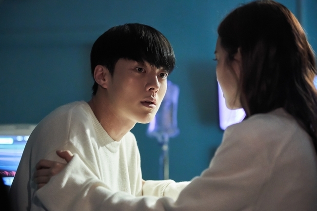What happened to Jang Ki-yongs head?Chun Jong-beom (Jang Ki-yong) was seen in the hospital at the final episode of June 9th day (playplayed by Jung Su-mi/directed by Jin Hyung-wook, Lee Hyun-seok/produced UFO Productions, Monster Union).Here, the reaction of Jeong Sa-bin (Jeon Se-yeon) and Kim Soo-hyuk (Lee Soo-hyuk) is also unusual, raising concerns.On the 8th broadcast, after the witness Chun Jong-beom and the prosecutor Kim Soo-hyuk cooperated, the old falsification of Gong Ji-cheol (Jang Ki-yong) was stripped off, as well as the yellow umbrella imitation murder case Baek Sang-ah (Isaeel Boone) succeeded in paying the price.The relationship between the two men, who had been antagonized in their past lives but met again in their present lives, gave strong catharsis to viewers.However, as the state of Chun Jong-bum, whose bullet is stuck in his head, is getting worse, his eyes are focused on his comfort, leaving only one last puzzle to solve the mystery of his past life.Indeed, Chun Jong-bum is curious about what kind of decision he makes in front of his foot-to-foot illness, and how the relationship between the three men and women will end.In the photo released, it is saddened by the appearance of Chun Jong-bum, who is in a panic.The fear that is full of Chun Jong-bums eyes makes him feel the depth of his fear and amplifies his curiosity about what happened.Previously, Chun Jong-bum was diagnosed by the doctor that it was too long to operate, so the concern of viewers is also increasing.Park Su-in