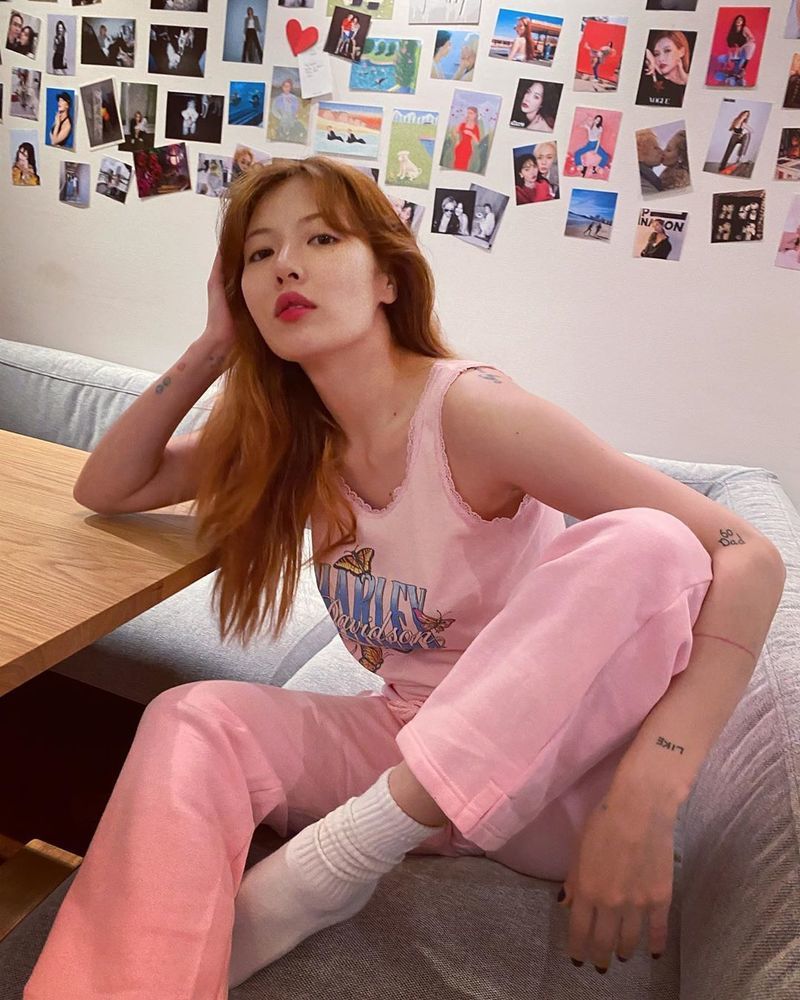 Singer Hyuna showed off her free routine.Hyuna posted several photos on her instagram on June 9 without any other words.In the photo, Hyuna is sitting on the sofa in a pink sleeveless T-shirt and a training suit and taking a comfortable posture.In addition, the free pose and the relaxed expression focused on the attention of the netizens.The netizens who saw this responded that Hyunas ability to digest such clothes and It would have been hard for anyone to fit in.seo ji-hyun