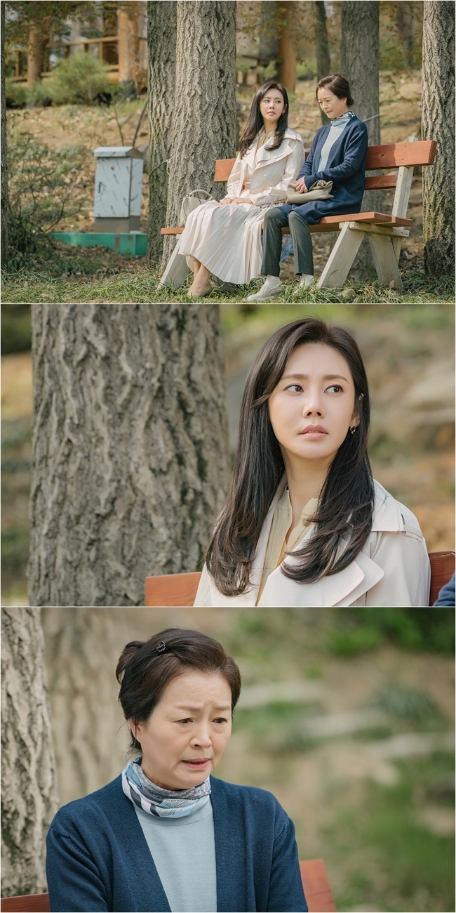 Choo Ja-hyun, Won Mi-kyung face the unforgettable pastTVNs monthly drama, I dont know much, but its Family (played by Kim Eun-jung/directed by Kwon Young-il) released the unusual atmosphere of Kim Eun-joo (Choo Ja-hyun) and Lee (Won Mi-kyung) on June 9.Lee, who can not tolerate the tears that eventually flow in the eyes of Kim Eun-joo, who is full of resentment, wonders the story that the two people buried in their hearts.Family is expanding the range of empathy through the change of Family, which learns the secrets that I did not know.My mothers declaration of solitude was lost for a while due to my father Kim Sang-sik (Jeong Jin-young), who returned to the age of 22, and even the youngest Kim Ji-woo (Shin Jae-ha) knew that Kim Eun-ju was not her biological daughter.There was also a secret here for Kim Eun-joos husband Yoon Tae-hyung (Kim Tae-hoon), who is a couple but rarely gives her side.Ahn Hyo-seok (Lee Jong-won)s meaningful words, Tell your teacher before I tell her Eun-joo ignited the curiosity.And another secret door opened to this family as the mysterious man Young-sik (Jo Wan-ki), who calls Kim Sang-sik father, appeared.It is raising questions about how many different stories are hidden from this ordinary family.In the meantime, the photos show Kim Eun-joo and Lee, who have been talking about their hearts for a long time.Kim Eun-joo, who makes a cool and realistic judgment without any emotional agitation, is full of upset at the way she looks at her mother. Lee, who is embarrassed by the unexpected topic that Kim Eun-joo brought out.The eyes that look at themselves are tearful, reminding me of the day. Sometimes the same moment is left with another memory.I wonder what happened in the past when I groped Memory, and the story of two mother and daughters.emigration site
