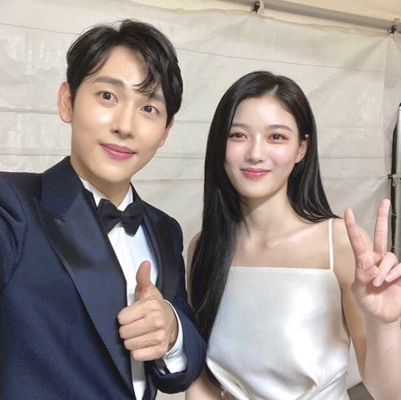 Siwan and Kim Yoo-jung met for a long time.Siwan released a picture of Kim Yoo-jung with his article Yoo Jung Lee who met for a long time through his Instagram on June 9.The two attended the recently held Baeksang Arts Awards.Siwan and Kim Yoo-jung have a relationship with MBC Drama The Year of the Sun which was popular in 2012.Eight years have passed and the two people who met again are new.pear hyo-ju