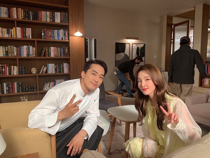 Visual two-shots of Song Seung-heon and Sandara Park have been released.Sandara Park released a two-shot with Song Seung-heon on his Instagram on June 9.Sandara Park appears as a cameo in the MBC drama Ill Have a Dinner, which is starring Song Seung-heon.He is a patient who came to Song Seung-heon, who plays a psychiatrist specializing in food psychology.In an unexpected visual two-shot, fans are waiting for the shooter.pear hyo-ju
