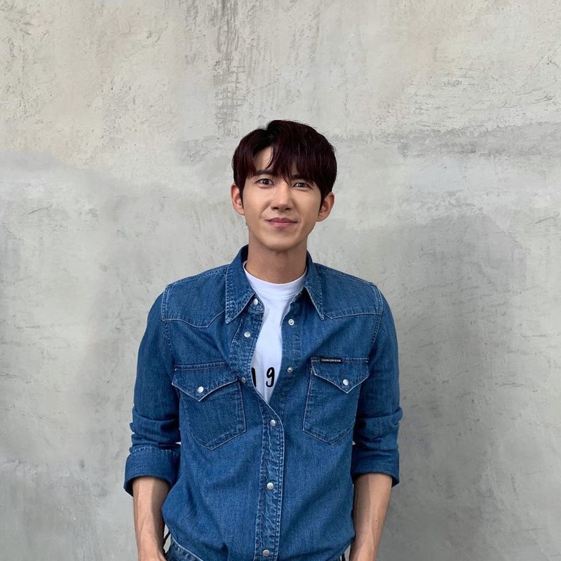 Hwang Kwanghee has released an extraordinary bust shot.Hwang Kwanghee released two photos on his Instagram on June 9th, looking at the camera.It shows a smile and, on the contrary, a charismatic expression, which attracts attention by showing a variety of charms.pear hyo-ju