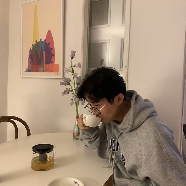 Comedian Park Sung-Kwang also joined the Rup Stargram Big Heat.Park Sung-Kwang posted a picture and a picture of Time with You on his instagram on the 9th day.Inside the picture is a picture of Park Sung-Kwang enjoying tea while drinking tea.Park Sung-Kwang, who is comfortable in a gray hoodie and comfortable, smiles wide as he looks at the camera.Especially, through the phrase time with you, you can guess that Park Sung-Kwang is with someone.As I have recently been with my wife Isol in Sangmangmong, I can guess as Lupstargram.Meanwhile, Park Sung-Kwang is currently appearing on SBS Same Bed, Different Dreams 2: You Are My Dest - You Are My Destiny with his wife Isol.The two delayed marriage ceremony to August due to the aftermath of the new corona virus infection (Corona 19).