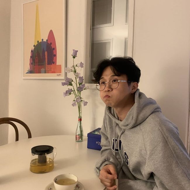 Comedian Park Sung-Kwang also joined the Rup Stargram Big Heat.Park Sung-Kwang posted a picture and a picture of Time with You on his instagram on the 9th day.Inside the picture is a picture of Park Sung-Kwang enjoying tea while drinking tea.Park Sung-Kwang, who is comfortable in a gray hoodie and comfortable, smiles wide as he looks at the camera.Especially, through the phrase time with you, you can guess that Park Sung-Kwang is with someone.As I have recently been with my wife Isol in Sangmangmong, I can guess as Lupstargram.Meanwhile, Park Sung-Kwang is currently appearing on SBS Same Bed, Different Dreams 2: You Are My Dest - You Are My Destiny with his wife Isol.The two delayed marriage ceremony to August due to the aftermath of the new corona virus infection (Corona 19).