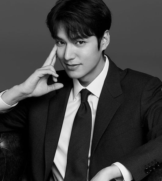 Actor Lee Min-ho has been giving a black and white visual update with a piece-like appearance.Actor Lee Min-ho posted a picture on his personal SNS today.In the public photos, Lee Min-ho is radiating charisma and sweet charm in white and black style.Especially, despite the black and white, the piece visual that seems to penetrate the screen caught the attention of the fans.Meanwhile, Lee Min-ho is currently appearing on SBSs gilt drama The King: The Lord of Eternity with Kim Go-eun, and is about to end.Among them, the popularity of Lee Min-ho, who is completing the parallel world story, is increasing.Lee Min-ho SNS Capture