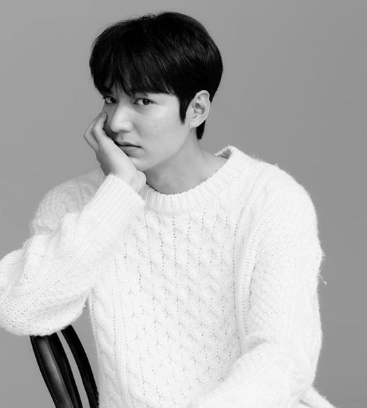 Actor Lee Min-ho has been giving a black and white visual update with a piece-like appearance.Actor Lee Min-ho posted a picture on his personal SNS today.In the public photos, Lee Min-ho is radiating charisma and sweet charm in white and black style.Especially, despite the black and white, the piece visual that seems to penetrate the screen caught the attention of the fans.Meanwhile, Lee Min-ho is currently appearing on SBSs gilt drama The King: The Lord of Eternity with Kim Go-eun, and is about to end.Among them, the popularity of Lee Min-ho, who is completing the parallel world story, is increasing.Lee Min-ho SNS Capture