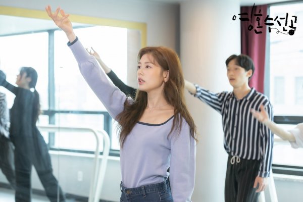 The musical practice scene of soul repairman Jung So-min was captured.Is she returning to the musical actor, which baffled Shin Ha-kyun with a sudden declaration of suspension of treatment?KBS 2TV Tree Drama The Soul Repair is a heart prescription that tells the story of psychiatrists who believe that healing is not treating a sick person.Space (Jung So-min) was a promising star in the musical world enough to receive a rookie award at the musical awards ceremony.However, he was arrested on a live broadcast because of Cha Dong-il (Kim Dong-young), a delusional disorder patient, and has been lost in musical auditions since then.It was later revealed that Space had intermittent explosion disorder and borderline personality disorder.Space, which has been abandoned by her mother when she was a child and has been hurt by her mother, has always been afraid of being abandoned because of this, and she has been very emotional.Lee Si-jun (Shin Ha-kyun), who suffered from trauma due to the death of his ex-lover who suffered the same symptoms, took a short distance from this space, but naturally accepted it and established a healing mate relationship.However, Space, who repeated anxiety and relief, soon shocked the collimation by declaring the suspension of treatment to the collimator.Among them, Jung So-min, who is fully digesting the role of Space, is also interested in it. It would not be easy to express the role of crossing the hello love from time to time.Nevertheless, viewers are cheering Jung So-min, who expresses Space of various charms with his own color and draws a turbulent growth period.Meanwhile, The Soul Sui Seongong will be broadcast at 10:21-22 on Wednesday night, the 10th.Photo Offering = Monster Union
