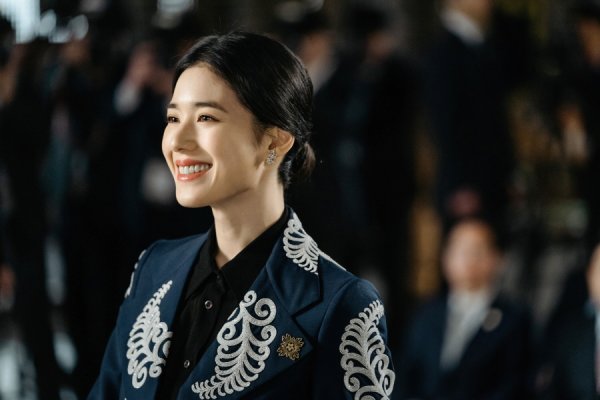 The King Lee Min-ho - Kim Go-eun - Udohwan - Kim Kyung-nam - Jung Eun-chae - Lee Jung-jin released Behind the Shooting Cut to soothe Ends regret.SBSs Drama The King - Monarch of Eternity is leaving only the final meeting on the 12th.The King - Monarch of Eternity presents a different thrill and a new sense of romance with parallel World fantasy romance that surpasses two Worlds: Korean Empire and South Korea.In the run-up to the last episode, the film Behind the Shooting, which is filled with the cheerful atmosphere of The King - Eternal Monarch, which leads to Chemi restaurants, was released.First, Lee Min-ho plays the role of the Korean Empire Emperor Lee, who has made full use of his unique luxury, and shows grave charisma.Lee Min-ho created a refreshing atmosphere with a smile full of refreshing smile on the set.Kim Go-eun, the main character of fateful love across parallel world, was playful with Kim Go-eun, who played the role, and Udo Hwan, who plays the soul circle of friends, revealed the atmosphere of the scene by revealing his brother Kimi,Kim Go-eun plays the role of South Korea homicide detective and Korean Empire criminal Luna, and plays a role of active character in both work and love and a character who lives only today.Kim Go-eun is playing a role as a vitamin on the set, bringing a youthful life with a sunshine smile.Lee Min-ho, who shows off the youthful and sad romance of V-flying toward the camera during the break, gave a pleasant energy with a pose to take pictures with Kim Kyung-nam of Circle of Friends Kang Shin-jae.Udohwan is a Korean Empire Guard Captain Cho Young-young and South Korea Social Service Agent Cho Eun-seop. He has been receiving favorable reviews for his two charms, both masculinity and cuteness.Unlike the impression that looks cold, the filming scene is stealing attention with cute actions.Not only the cuteness of blowing a hand heart toward the camera, but also the cool smile every time I was with Lee Min-ho, the main character of Bromance in the play, raised the atmosphere.Kim Kyung-nam took on the role of South Korea Detective Kang Shin-jae and took a clear eye-catching picture of the house theater with the intensity of the man.Kim Kyung-nam, who is showing off his charm in the drama, is more loved as a gag character in the actual filming scene.Kim Go-eun proved to be a charming mass with a lovely two-shot and a pure smile when he was alone.Jung Eun-chae is the youngest Korean Empire and the first female prime minister, and has transformed into an incarnation of desire, revealing his infinite potential with a solid acting ability.Jung Eun-chae, who always set the day in sophisticated costumes in the drama, showed an extreme temperature difference of 180 degrees with a clear and bright smile when the camera lights were turned off.In addition, Jung Eun-chae took on the gentleness of the scene by raising the atmosphere of the filming scene with a kind and friendly attitude.Lee Jung-jin is the Korean Empire goldsmith, Lee Lim, who has been the most intense character in the 22 years of Actor life.Lee Jung-jin was in a grand fight with a gentle and lovely act on set.After a bloody first face-to-face meeting with Lee Min-ho in 25 years, he took a self-portrait with a sprinkler and took a V-posing toward the camera.The production company, Hwa-dam Pictures, said, The The King - Eternal Monarch filming was always filled with pleasant laughter and passionate beads of sweat. The final episode of The King - Eternal Monarch, the end of all efforts, will be broadcast four days later.I ask for your expectation.The final episode of SBS The King - Eternal Monarch will be broadcast at 10 pm on the 12th.