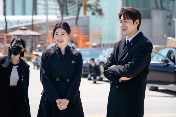 The King Lee Min-ho - Kim Go-eun - Udohwan - Kim Kyung-nam - Jung Eun-chae - Lee Jung-jin released Behind the Shooting Cut to soothe Ends regret.SBSs Drama The King - Monarch of Eternity is leaving only the final meeting on the 12th.The King - Monarch of Eternity presents a different thrill and a new sense of romance with parallel World fantasy romance that surpasses two Worlds: Korean Empire and South Korea.In the run-up to the last episode, the film Behind the Shooting, which is filled with the cheerful atmosphere of The King - Eternal Monarch, which leads to Chemi restaurants, was released.First, Lee Min-ho plays the role of the Korean Empire Emperor Lee, who has made full use of his unique luxury, and shows grave charisma.Lee Min-ho created a refreshing atmosphere with a smile full of refreshing smile on the set.Kim Go-eun, the main character of fateful love across parallel world, was playful with Kim Go-eun, who played the role, and Udo Hwan, who plays the soul circle of friends, revealed the atmosphere of the scene by revealing his brother Kimi,Kim Go-eun plays the role of South Korea homicide detective and Korean Empire criminal Luna, and plays a role of active character in both work and love and a character who lives only today.Kim Go-eun is playing a role as a vitamin on the set, bringing a youthful life with a sunshine smile.Lee Min-ho, who shows off the youthful and sad romance of V-flying toward the camera during the break, gave a pleasant energy with a pose to take pictures with Kim Kyung-nam of Circle of Friends Kang Shin-jae.Udohwan is a Korean Empire Guard Captain Cho Young-young and South Korea Social Service Agent Cho Eun-seop. He has been receiving favorable reviews for his two charms, both masculinity and cuteness.Unlike the impression that looks cold, the filming scene is stealing attention with cute actions.Not only the cuteness of blowing a hand heart toward the camera, but also the cool smile every time I was with Lee Min-ho, the main character of Bromance in the play, raised the atmosphere.Kim Kyung-nam took on the role of South Korea Detective Kang Shin-jae and took a clear eye-catching picture of the house theater with the intensity of the man.Kim Kyung-nam, who is showing off his charm in the drama, is more loved as a gag character in the actual filming scene.Kim Go-eun proved to be a charming mass with a lovely two-shot and a pure smile when he was alone.Jung Eun-chae is the youngest Korean Empire and the first female prime minister, and has transformed into an incarnation of desire, revealing his infinite potential with a solid acting ability.Jung Eun-chae, who always set the day in sophisticated costumes in the drama, showed an extreme temperature difference of 180 degrees with a clear and bright smile when the camera lights were turned off.In addition, Jung Eun-chae took on the gentleness of the scene by raising the atmosphere of the filming scene with a kind and friendly attitude.Lee Jung-jin is the Korean Empire goldsmith, Lee Lim, who has been the most intense character in the 22 years of Actor life.Lee Jung-jin was in a grand fight with a gentle and lovely act on set.After a bloody first face-to-face meeting with Lee Min-ho in 25 years, he took a self-portrait with a sprinkler and took a V-posing toward the camera.The production company, Hwa-dam Pictures, said, The The King - Eternal Monarch filming was always filled with pleasant laughter and passionate beads of sweat. The final episode of The King - Eternal Monarch, the end of all efforts, will be broadcast four days later.I ask for your expectation.The final episode of SBS The King - Eternal Monarch will be broadcast at 10 pm on the 12th.