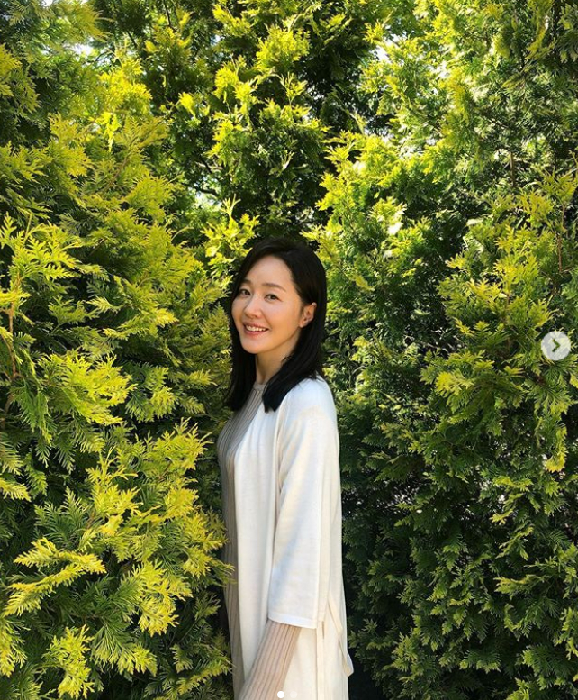 Actor Um Ji-won boasted a neat beauty with a short hair hair.Uhm Ji-won said on his instagram on the 9th, I cut my hair ~ Short hair in four years.Postpartum care centers and posted several photos.In the open photo, Um Ji-won transforms into a hairstyle cut with a middle hair for a long time.Her transparent and white skin and innocent appearance captivated the fans.The fans who watched the photos responded such as It is really beautiful, It looks good!, It looks cool and good and It is very hot today, I will cut it.On the other hand, Um Ji-won is filming TVNs new drama Postpartum care centers.Photo Uhm Ji-won SNS
