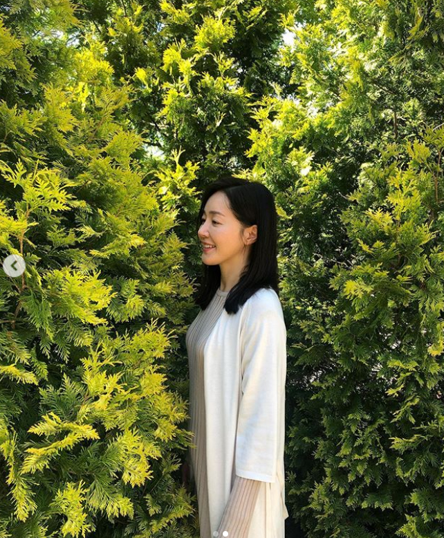 Actor Um Ji-won boasted a neat beauty with a short hair hair.Uhm Ji-won said on his instagram on the 9th, I cut my hair ~ Short hair in four years.Postpartum care centers and posted several photos.In the open photo, Um Ji-won transforms into a hairstyle cut with a middle hair for a long time.Her transparent and white skin and innocent appearance captivated the fans.The fans who watched the photos responded such as It is really beautiful, It looks good!, It looks cool and good and It is very hot today, I will cut it.On the other hand, Um Ji-won is filming TVNs new drama Postpartum care centers.Photo Uhm Ji-won SNS