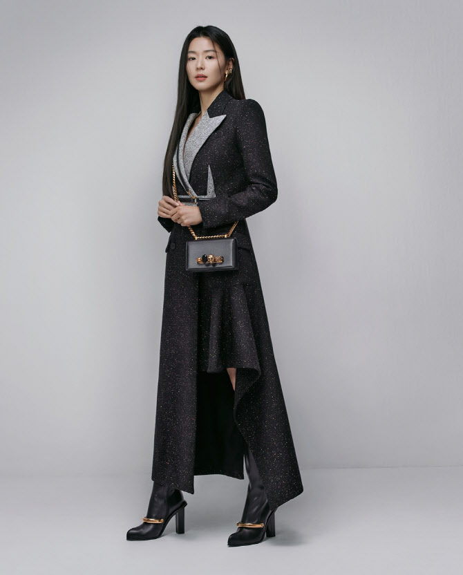 Alexander McQueen, a British luxury brand, said that Actor Jun Ji-hyun will be selected as the first Korean Ambassador and will convey the distinct value of Alexander McQueen with an uncompromising craftsmanship and creative vision.In the photo, Jun Ji-hyun shows Alexander McQueens 2020 F/W free collection costumes in a wonderful way and matches the image of the brand.He also chose Jewel Satchell, a design representing McQueen House, as his handbag.McQueen said, Jun Ji-hyuns charm of endless beauty, natural fashion sense, and modernity is perfectly matched with the value of Alexander McQueen House. Jun Ji-hyun explained why he was selected as the first ambassador in Korea.On the other hand, Jun Ji-hyun has performed a wide spectrum of Acting with unlimited character transformation through Drama Youre from the Stars, The Legend of the Blue Sea, The Thieves and Assassination.Jun Ji-hyun, who recently appeared in Netflix content Kingdom 2 and took the attention of viewers, is currently reviewing his next film and is preparing to meet fans of the house theater.in-time