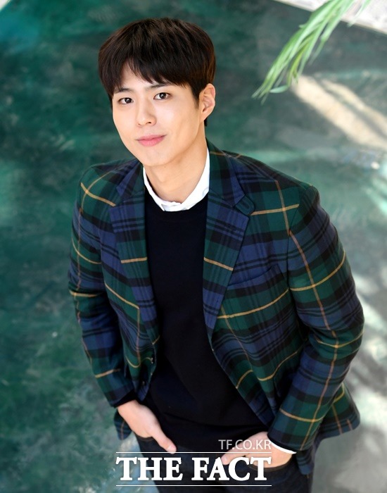 Park Bo-gum was ranked as the youngest actor of the year, ranking first in the Talent that shined this year (Gallop Korea) in 2016.This is due to the fact that he became a stardom as Choi Taek, a genius Baduk driver in the drama Respond, 1988 (2015), which became popular, and the youth drama Gurmigreen Moonlight (2016) became a hit for the second consecutive year.In 2017, he was also ranked # 1 in Power Celebrity by Forbes Korea.Park Bo-gums acting moves always bring up the topic.In Gurmigreen Moonlight, he played a character who turns into a soft side to his beloved Jeong-in Hong-Jung, and transformed into a young man Kim Jin-hyuk with a clear soul in Man Friend, who was filmed overseas and collected topics, and painted romance with his chaebol daughter-in-law Cha Soo-hyun.In the TVN drama Youth Record, which is scheduled to air in late August, it meets with Park So-dam.Fans who were expecting a breath of smoke with Park So-dam following Kim Yoo-jung Song Hye-kyo were surprised by Park Bo-gums sudden support for the military band.The attention and attention were even bigger as he was still busy with drama and film shooting, and Park Bo-gum, who was born in 1993, is 27 years old this year.Park Bo-gum, who has completed practical and interview tests on the first day of Navy Military Music College Cultural Promotion, will be Enlisted at the end of August and will be in military uniform for 20 months.Park Bo-gum is considered a star actor with thorough self-management, good mentality and exemplary behavior, as well as acting, star, and personality.According to military officials, Park Bo-gum is a high-quality Piano performance that has already been confirmed in the practice and interview of the military music presidency.It is more surprising because it is a move with the quiet Enlisted in mind that the agency does not know.Park Bo-gums conviction is relatively distinct.In December last year, he left for the 2019 MAMA MC in Nagoya, Japan, and he was attracted by wearing a badge to honor the pain of the comfort women victims and to hope for their wishes.In an interview with a media outlet after the end of the TVN drama Boyfriend last year, he said, The army should go when the time is right.I have the idea that I want to go in time. This year, the broadcasting and movie as well as the performance industry are shrinking due to the Corona.Nevertheless, Park Bo-gum is doing more work than usual in front of Enlisted such as Suzie and the movie Wonderland, the TVN drama Youth Record with Park So-dam, and the movie Seo Bok starring in sharing.When the military corps Enlisted is realized, he will release three major works sequentially and practice his usual convictions about military service at the same time.