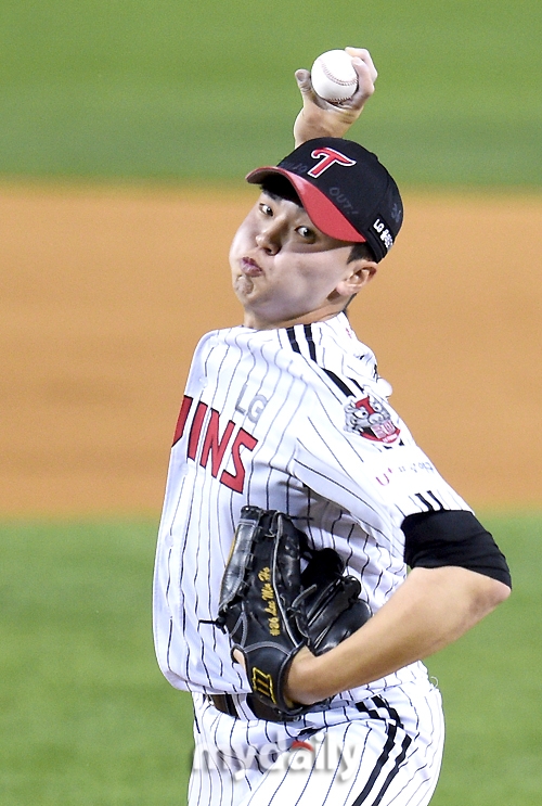 LG right-hander Lee Min-ho (19) and SK ForeignPitcher Ricardo Pinto (26) will be the first starters of the Doubleheader game.The LG Twins were scheduled to play the fifth game of the season with the SK Wyverns of the 2020 Shinhan Bank SOL KBO League at Jamsil-dong Stadium on October 10, but Kyonggi will be played as Doubleheader on the 11th.Both teams announced the starter Pitcher to play in the first game of Doubleheader from 3 pm on November 11.LG will push Lee Min-ho, who was scheduled to be a starter on October 10.Lee Min-ho is 1-1 with an Earned run average of 1.10 and has been in a good mood for two hits in seven innings and five hits in the Jamsil-dong Samsung Lions on the last two days.He will make his first appearance against SK.SK will put Pinto on the Mound first instead of Kim Tae-hoon.Pinto, who has 3 wins and 2 losses and Earned run average 4.15, has become a winner with a 1-run run in 6 innings and 7 hits in Incheon Samsung Lions on May 5, and is on the rise as the fastest 3 Kyonggi consecutive quality start.The second time this years LG match was against Jamsil-dong LG on the 13th of last month, with 10 runs (three earned) in 423 innings and 7 hits.