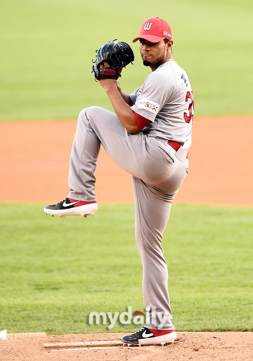 LG right-hander Lee Min-ho (19) and SK ForeignPitcher Ricardo Pinto (26) will be the first starters of the Doubleheader game.The LG Twins were scheduled to play the fifth game of the season with the SK Wyverns of the 2020 Shinhan Bank SOL KBO League at Jamsil-dong Stadium on October 10, but Kyonggi will be played as Doubleheader on the 11th.Both teams announced the starter Pitcher to play in the first game of Doubleheader from 3 pm on November 11.LG will push Lee Min-ho, who was scheduled to be a starter on October 10.Lee Min-ho is 1-1 with an Earned run average of 1.10 and has been in a good mood for two hits in seven innings and five hits in the Jamsil-dong Samsung Lions on the last two days.He will make his first appearance against SK.SK will put Pinto on the Mound first instead of Kim Tae-hoon.Pinto, who has 3 wins and 2 losses and Earned run average 4.15, has become a winner with a 1-run run in 6 innings and 7 hits in Incheon Samsung Lions on May 5, and is on the rise as the fastest 3 Kyonggi consecutive quality start.The second time this years LG match was against Jamsil-dong LG on the 13th of last month, with 10 runs (three earned) in 423 innings and 7 hits.