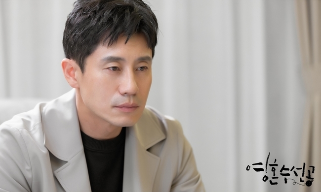 Park Ye-jin, a soul-spinner, was seen quietly handling a grudge-slaughter from the patient family.Shin Ha-kyun appears in front of his best friend Park Ye-jin in Dangers situation and wraps him around.Park Ye-jin raises questions about why he is being tortured.KBS 2TV Tree Drama This Effects us/director Yoo Hyun-ki released a still showing Ji Young-won (Park Ye-jin) frozen in front of the patients family and Lee Si-jun (Shin Ha-kyun), who is protecting such eternity, on June 10.The soul-su-sun-gong is a mental prescription that tells the story of psychiatrists who believe that they are not treating people who are sick.This effect is a work that is coincided with the writer of Money War, Local lawyer Joe Deulho Season 1 This affects us, Brain, God of Study, My Daughter Seo Young-yi It gives a heartwarming story.In the 21-22 and 23-24 episodes of the Soul Watercraft to be broadcast this week, the story of Nurse, who has been suffering from persistent depression and has turned his back on the world, is drawn.The hospital is overturned by the unfortunate death of Nurse, and the collimation and other medical staff are shocked.This incident is a great shock to Eternity, because Nurse, who has left the world, has a deep relationship with Eternity.In the meantime, Eternity in the photo is frozen like a sinner, receiving the eyes of resentment from the patients Family.The mother of the patient is caught up in sadness and sheds tears of wailing, and Eternity is silently handling her mothers resentment, causing sadness.The collimation, which has a gut feeling about the situation of the best friend, Danger, finds the hospital of the eternity, and comforts the family while blocking the eternity, making the broadcast more awaited.bak-beauty