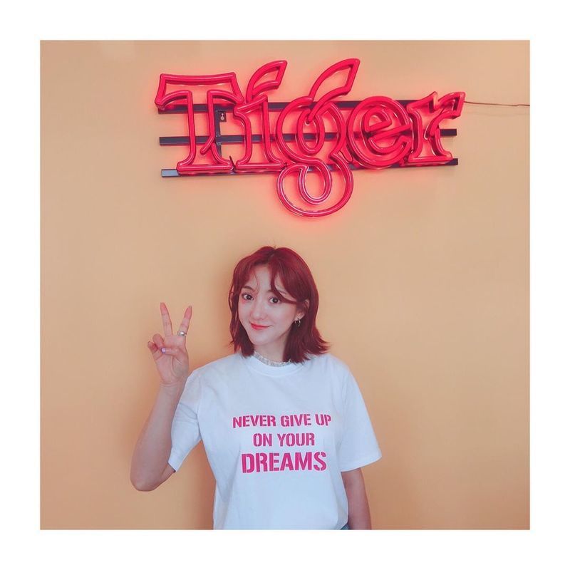 Sea showed off her visuals during the time.Singer Sea posted a picture on his Instagram on June 10 with an article entitled Today is refreshing.The photo shows Sea posing lovelyly as she looks at Camera, with her Short hair style looking just as well as a snap.kim myeong-mi