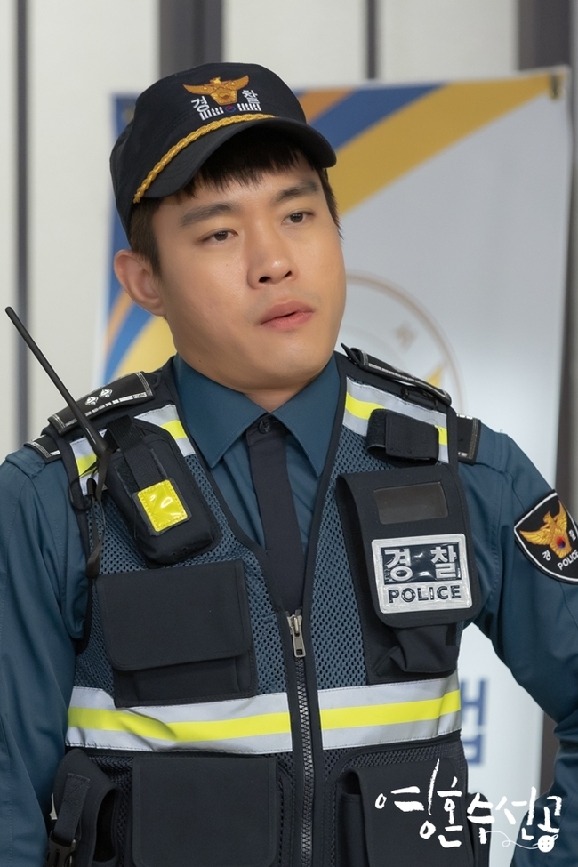 Shin Ha-kyun, a soul-broker, will be with Kim Dong-young, a delusional disorder patient who left the hospital.Shin Ha-kyun looks at Kim Dong-young, who appeared in a police suit, and looks at him with a sad expression, which raises questions about what happened to the two men he met again.KBS 2TVs Drama The Soul Suiter (playplay by This Effects us/director Yu Hyon here) released the Steel Series, which shows Cha Dong-il (Kim Dong-young) and The Slap in Police suit by Lee Si-jun on June 10, and expressed his desire to use the main room. I provoked him.The soul-su-sun-gong is a mental prescription that tells the story of psychiatrists who believe that they are not treating people who are sick.Shin Ha-kyun, Jung So-min, Tae In-ho, Park Ye-jin and other Acting Actors have been working together to tell the heartwarming stories of Shin Ha-kyun, Jung So-min, Tae In-ho and Park Ye-jin. Ill give you.The collimation is a mad doctor who does not choose means and methods for the treatment of patients.The same is a delusional disorder patient who believes he is Police. The co-signer presented a Police civil servant test book to the same person who left the hospital and prescribed to be a real police rather than fake police.Steel Series, which was released in the meantime, included the same figure wearing a police suit and showing off his power figure, and the figure of the collimator looking at him with such a sad expression.The same change that surprised the collimation whether the same delusional disorder became serious again or the real police caused the curiosity.And the reason the collimator found the Police book is also drawing attention. The collimator is seriously talking to someone while the same person watches.It makes me wait for the same story as the collimation I met again in Police.bak-beauty