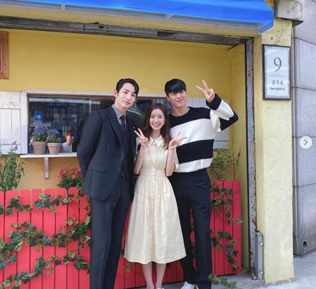 Actor Jin Se-yeon has released a warm three-shot with Jang Ki-yong, Lee Soo-hyuk.Jin Se-yeon posted a photo on his personal instagram on June 9 with an article entitled Hi, Sabine.In the photo, Jin Se-yeon leaves a commemorative photo with Jang Ki-yong and Lee Soo-hyuk who breathed in Bone Again.Even if you look at it, the three shots of the warm three people added to the regret of End.The netizens who saw this showed various reactions such as I have had a lot of trouble and I thought it was a sister doll.park jung-min