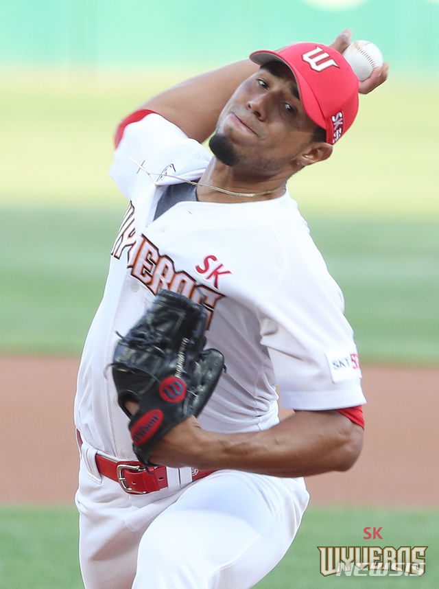 SK and LGs Konggi, which were scheduled to be held at Jamsil Stadium at 6:30 p.m. on the 10th, were canceled due to rain. The canceled Kyonggi will be held as a double header on the 11th.SK announced foreign pitcher Ricardo Pinto as a first-round doubleheader in place of left-hander Kim Tae-hoon, who was originally scheduled to start the day.Pinto has lost 3-2 in 6Kyonggi this season, with an Earned run average 4.15.Pinto, who showed anxiety at the beginning of the season, is looking for a sense of stability.Pinto, who had two runs in seven innings (one earned) against the Incheon Kia Tigers on the 24th of last month, scored three runs in six innings in the Incheon Hanwha Eagles on the 30th and one run in six innings in the Incheon Samsung Lions Lions on the 5th of this month, becoming the winner of the 2Kyonggi series.Kim Tae-hoon, who has won 1-3 with an Earned run average 4.94 in 5Kyonggi this season, has been somewhat anxious recently.On the 4th, Changwon NC Dynos scored seven runs in 313 innings and wrote a bruise of defeat.SK seems to be thinking of catching the winner by putting Pinto, who is looking for the ace.On the other hand, LG decided to put Lee Min-ho, who was predicted as a starter, in the first game of double header on the 11th.This years rookie Lee Min-ho came out in 4Kyonggi and played with 1 win and 1 loss Earned run average 1.10.He also made impressive pitches in two starts, and he won the victory by pitching 513 innings without a run in the Samsung Lions in Daegu on May 21.He became a loser in the Jamsil Samsung Lions on the 2nd of this month, but he showed a good performance with two hits and two runs in seven innings.Ryu Jung-il, LG coach, initially put Jeong Chan-Heon and Lee Min-ho in the 5th starting position.Because of this, Jeong Chan-Heon and Lee Min-ho were excluded from the first-team entry when they finished the start, and took 10 days off and started again.However, Lee Min-hos impressive performance decided to keep him in the first group.If you go to the starting rotation, LGs second round of double header will be Lim Chan-gyu.