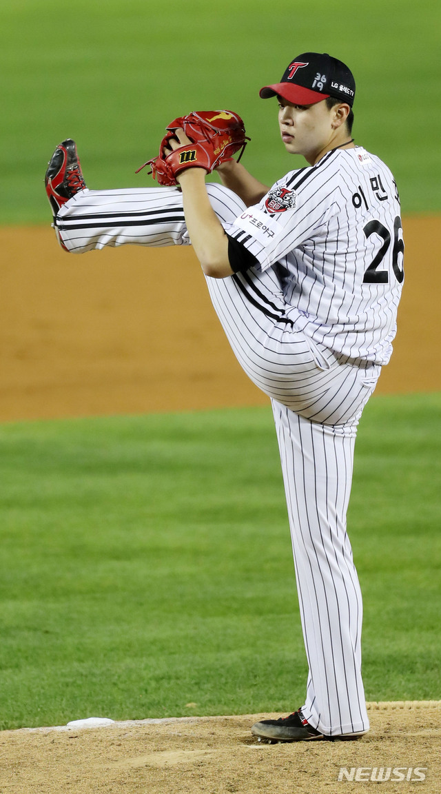 SK and LGs Konggi, which were scheduled to be held at Jamsil Stadium at 6:30 p.m. on the 10th, were canceled due to rain. The canceled Kyonggi will be held as a double header on the 11th.SK announced foreign pitcher Ricardo Pinto as a first-round doubleheader in place of left-hander Kim Tae-hoon, who was originally scheduled to start the day.Pinto has lost 3-2 in 6Kyonggi this season, with an Earned run average 4.15.Pinto, who showed anxiety at the beginning of the season, is looking for a sense of stability.Pinto, who had two runs in seven innings (one earned) against the Incheon Kia Tigers on the 24th of last month, scored three runs in six innings in the Incheon Hanwha Eagles on the 30th and one run in six innings in the Incheon Samsung Lions Lions on the 5th of this month, becoming the winner of the 2Kyonggi series.Kim Tae-hoon, who has won 1-3 with an Earned run average 4.94 in 5Kyonggi this season, has been somewhat anxious recently.On the 4th, Changwon NC Dynos scored seven runs in 313 innings and wrote a bruise of defeat.SK seems to be thinking of catching the winner by putting Pinto, who is looking for the ace.On the other hand, LG decided to put Lee Min-ho, who was predicted as a starter, in the first game of double header on the 11th.This years rookie Lee Min-ho came out in 4Kyonggi and played with 1 win and 1 loss Earned run average 1.10.He also made impressive pitches in two starts, and he won the victory by pitching 513 innings without a run in the Samsung Lions in Daegu on May 21.He became a loser in the Jamsil Samsung Lions on the 2nd of this month, but he showed a good performance with two hits and two runs in seven innings.Ryu Jung-il, LG coach, initially put Jeong Chan-Heon and Lee Min-ho in the 5th starting position.Because of this, Jeong Chan-Heon and Lee Min-ho were excluded from the first-team entry when they finished the start, and took 10 days off and started again.However, Lee Min-hos impressive performance decided to keep him in the first group.If you go to the starting rotation, LGs second round of double header will be Lim Chan-gyu.