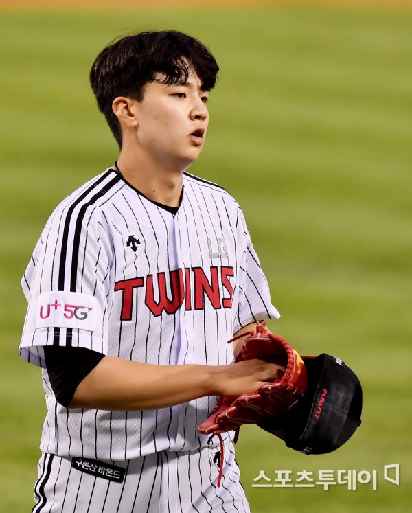 The LG Twins will play rookie Lee Min-ho in the game.LG will host the 2020 Shinhan Bank SOL KBO League SK Wyverns and Home Kyonggi at Jamsil Stadium in Seoul on the afternoon of the 10th.LG is third with 18 wins and 12 losses this season, cruising early in the season, but recently narrowed to 7 Kyonggi, which is only 2 wins and 5 losses.The batters are not able to score points in the chance, and the finishing pitcher Lee Sang-gyu is shaking with a series of defeats.LG, which faced the first crisis of the season, is determined to set the stage for the reversal by defeating Kyonggi on the 10th.LG will play rookie Cole Hamels Lee Min-ho with a must-win card.Lee Min-ho has played in 4Kyonggi this season and has 16.1 innings and is 1-1 with a 1.10 ERA.Lee Min-ho is especially overpowering professional hitters with a 150-kilometer fastball, and sliders and curves in the early 140-kilometer range are also at a high level.It is expected to give LG a victory if Kyonggi continues to play well on the day, as he has scored 5.1 innings and two runs in seven innings in the past two starts.LG batsman faces left-handed pitcher Kim Tae-hoonKim Tae-hoon, who changed his position from bullpen pitcher to Cole Hamels this season, pitched well in his first two Kyonggi appearances, but was sluggish after three Kyonggi failed to record quality start (less than three earned runs in six innings).Kim Tae-hoon was hit with seven runs in 3.1 innings in Kyonggi with NC Dynos on the 4th.LG is expected to win if Kim Hyun-soo and Roberto Ramos play their role against Kim Tae-hoon, who has recently fallen in shape.It is noteworthy whether LG will be able to win the victory by shaking off the recent slump.