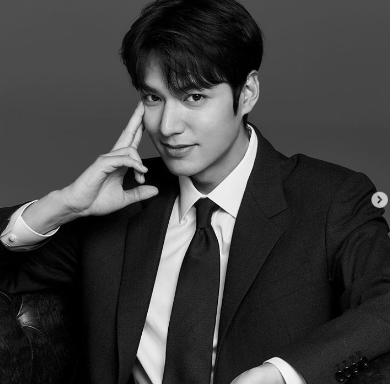 Actor Lee Min-ho flaunted his piece-like Beautiful looksLee Min-ho posted two black and white photos on his instagram on the 9th without any writing.The photo shows Lee Min-ho smiling in a suit with a tie, and his piece-like features are visible at a glance.In another photo, Lee Min-ho stares at the camera in a white knit, who boasts a modest boyishness, capturing the hearts of fans.The netizens who encountered it admired his piece-like appearance, saying, My face is just crazy, I have a black and white face, What do you feel when you look like this, I am sick to say.Meanwhile, Lee Min-ho plays Igon in SBS Drama The King: The Lord of Eternity, with only one time left to the end.Photo Lee Min-ho SNS
