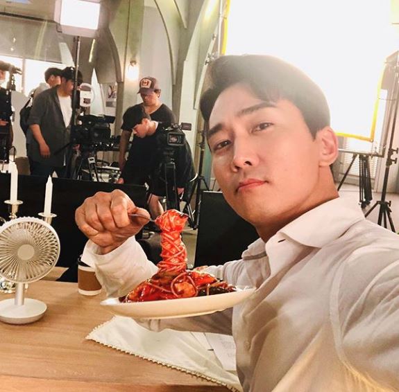 Actor Song Seung-heon boasted a remarkable appearance that resembled his fathers appearance.On the 10th, Song Seung-heon posted a picture and a picture of Taste on his Instagram.In the public photos, MBC drama I want to eat with dinner on the spot, along with Pasta side, which was made as a prop, and Song Seung-heon, who takes a selfie, was included.In particular, Song Seung-heon continues to write selfie props to make a laugh as if the Pasta model with a fork floating was novel.Song Seung-heon, who recently released his fathers youthful photos, has gathered topics all day long for his fathers appearance with a more prominent appearance than he thought.Song Seung-heon, who resembles his fathers appearance, is captivating his eyes.On the other hand, Song Seung-heons Ill Have Dinner is broadcast every Monday and Tuesday at 9:30 pm.Photo: Song Seung-heon Instagram