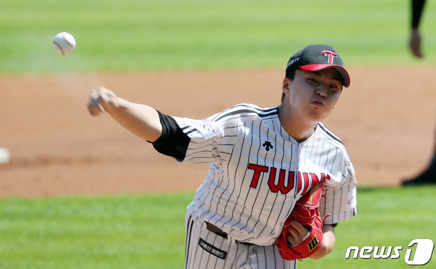 Lee Min-ho started the first game of the 2020 Shinhan Bank SOL KBO League SK Wyverns and Doubleheader at the Seoul Jamsil-dong Stadium on the 11th, and scored one run in seven innings, six hits, seven strikeouts and seven strikeouts.Lee Min-ho, whose team passed the Mound in the eighth inning with a 3-1 win, has won two games (1 loss) of the season.He is the most individual innings (7 innings) tie record and has played the most pitches (112 pitches) since debut.Lee Min-ho, who has emerged as LGs hit product this year, also pitched well in the past two games (513 innings without a run against the Samsung Lions on May 21 and two innings against the Samsung Lions on June 2.It was a stable pitching that was as good as a senior starter, and LG coaching staff is reconsidering the original Lee Min-ho pattern.The team also had Ryus belief in the starting lineup. Doubleheader is very important because of the nature of the first game, because the burden of defeating the second game is added when defeating the first game.So coaches tend to send out more reliable and reliable starters first in the first game.On the day, SK also put forward Foreign Pitcher Ricardo Pinto, who is currently raising his momentum, not Kim Tae-hoon, who is in the mound.But Ryu pushed Lee Min-ho without change, repeatedly stressing that Doubleheader is important in the first game.In other words, Lee Min-ho is showing a reliable position, so he decided that he could trust the first game.And Lee Min-ho responded to the confidence: it was a pity until he hit a bad luck hit by Choi Ji-hoon in the first inning and gave Romac a first-run hit with a one-run heavy hit.But he started pitching salty water in the second inning.In the second and third innings, each gave up a Hit, but all of them were put in a battering, and in the fourth inning, Jung Yoon - Jung Jin Ki - Choi was returned to the third place.In the fifth inning, he was also clean in the third inning. He was hit by 2 Hit in the sixth inning, but he showed off his ability to manage the crisis by turning Jamie Romack, Choi Jung and Jeong Jin-ki.Lee Min-ho, who threw 98 balls in the sixth inning, made the start in the seventh, as opposed to his expectations, and he was shown the intention of Ryu to experience various situations as a starter.And Lee Min-ho quickly caught both batters, not too agitated even with 100 pitches going over.After the second inning, he gave a ball to Jung Hyun and was nervous for a while, but soon he finished the inning with a second baseman ground ball.Jin Hae-soo and Jung Woo-young were responsible for the back door without a run and kept Lee Min-hos victory.2 win of the season, the most innings tie and the most pitching record