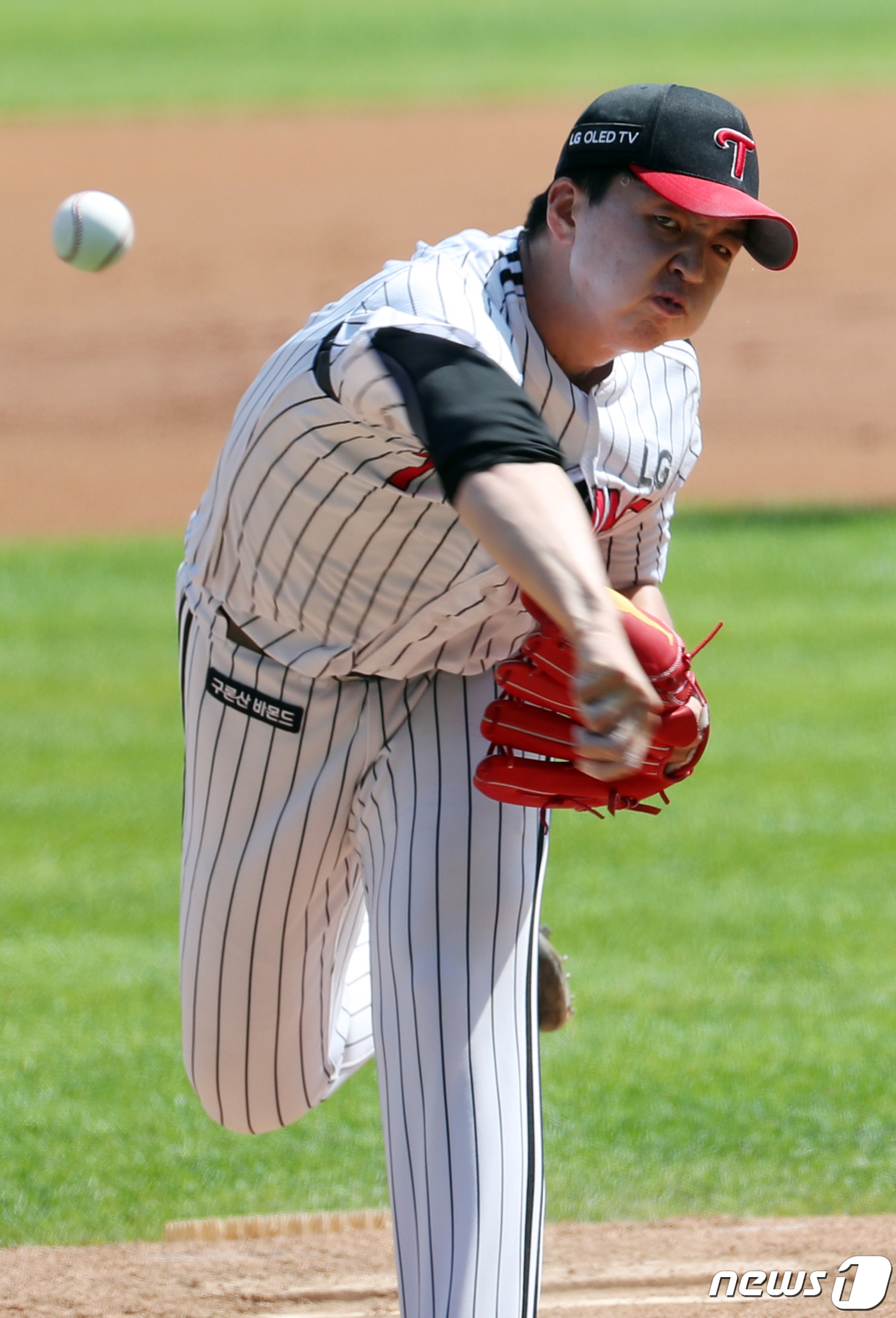 Lee Min-ho scored a first-round start with the SK Wyverns in the 2020 Shinhan Bank SOL KBO League at the Seoul Jamsil-dong Stadium on the 11th, and a single strikeout with seven innings and six hits in seven innings.Lee Min-ho, whose team passed the Mound in the eighth inning with a 3-1 win, recorded two wins (1 loss) for the season.He is the most individual innings (7 innings) tie and has played the most pitches (112 pitches) since debut.High school graduate Lee Min-ho, who has emerged as LGs hit product this year, has pitched well in the past two Kyonggi (513 innings without a run against the Samsung Lions on May 21 and two innings against the Samsung Lions on June 2).Ryu believed Lee Min-ho without changing the starter, even though he was the first game of the double header, which is the most important part of the day.And Lee Min-ho has taken a snow stamp with a hoot that responds to trust.In the first inning, after a bad luck hit Choi Ji-hoon after one out, I was sorry until I gave Romac a first-run run with a timely hit.However, he started pitching salty water in the second inning, and gave up one hit in the second and third innings, but all of them were put in the next round, and in the fourth inning, Jung Yoon - Jung Jin Ki - Choi was returned to the third round.In the fifth inning, he was also clean in the third inning. He hit 2 Hit in the sixth inning and was on first and second bases, but he showed off his ability to manage the crisis by turning all Jamie Lomac, Choi Jung and Jeong Jin Ki.Lee Min-ho, who threw 98 balls in the sixth inning, made the start in the seventh, as opposed to his expectations, and he was shown the intention of Ryu to experience various situations as a starter.And Lee Min-ho quickly caught both batters, not too agitated even with 100 pitches going over.After the second inning, he gave a ball to Jung Hyun and was nervous for a while, but soon he finished the inning with a second baseman ground ball.Lee Min-ho threw it perfectly enough to praise it, coach Ryu Joong-il said after Kyonggi.Lee Min-ho said: Thank you for your seniors effort to make the winner without giving up; today Kyonggi is generally satisfied except for the last time the sand dune came out.Molly had no ball, she said.As for Ramoss two-run homer in the seventh inning, he said, I thought yes. Thank you to the batters.Ryu Joong-il director perfect enough to praise