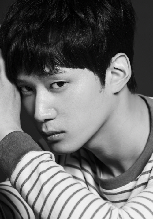 Kwon Soo-hyun, who has been attracting attention as a rookie with solid acting ability and visuals, confirmed his appearance on TVNs new Drama Youth Record and spurred the move on the 10th day of 2020.Youth Record is a work that contains the growth record of youths who try to achieve dreams and love without despairing on the wall of reality.The hot record of youths who are straight toward their dreams in the way of youth and each other in this era, which has become a luxury even to dream, is expected to give excitement and sympathy.Kwon Soo-hyun in the play is divided into The Internet photographer Kim Jin-woo.Jin-woo is the best friend of Hye-joon (Park Bo-gum) and Hae-hyo (Byeon Woo-seok), and is more loyal and enthusiastic than anyone else.It is the thing that is the same every day because of The Internet, but it is still a positive and lively personality who loves his work.Kwon Soo-hyun will give a pleasant charm through Kim Jin-woo and will give viewers excitement and fun with the appearance of youthful youth.Kwon Soo-hyun has made his debut as a public official in 2012, and has accumulated filmography by appearing in various films such as film Miljeong, Woman Teacher, Drama Youth Age 2 and 100 Million Stars from the Sky.In particular, TVN Abyss has played the role of Seo Ji-wook, the chief prosecutor of the Central District Prosecutors Office, and transformed into a villain, leading to a hot reception of the house theater with a hot performance that exploded madness.Since Kwon Soo-hyun, who proved his true value as an actor with his extraordinary character interpretive power, attention is focused on his new acting, which will be responsible for the axis of the drama as well as the different friendship chemistry to be shown in this Youth Record.On the other hand, the Youth Record is a drama famous fan entertainment artist who has produced many hits such as Ha Myung-hee, who wrote Doctors and the Temperature of Love, and director Ahn Gil-ho, who directed the first season of Secret Forest and Memories of Alhambra Palace, who have co-ordinated, Winter Sonata, Sunlight Month, Ssam Myway, and Camellia Flowers After making it, it is expected to be a hot topic in 2020.Photo Storyjay Company