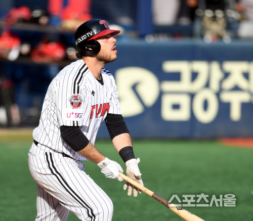 Jordi Alba played a big role in the first leg of the doubleheader with SK at Jamsil-dong Stadium on the 11th, with 2 Hit for 4 at the end of the 7th.LG won 3-1 with a homer from Jordi Alba and a seven-inning, one-run run from starter Pitcher Lee Min-ho.Jordi Alba is running the homer division lead with 13 homers of the season.After Kyonggi Jordi Alba said, It is good to win the first Kyonggi doubleheader.The second Kyonggi seems to be able to feel good, he said. Lee Min-ho was excellent.I saw the wonderful figure of young Pitcher and I am glad that I helped him win. As for the moment when Seo Jin-yongs splitter was attacked and passed the right fence at the end of the seventh, he said, It was not a ball, but it had a good result.Lee Min-ho, who won his second season, said, Thank you for trying to make a winner without giving up. I am satisfied with the last thing I have bought.I am most satisfied that I didnt have a walk, he said. I always thank the Gangnam District Lee for his good results in throwing it to the lead of the Gangnam District Lee.Regarding the appearance of Jordi Albas homer after finishing the mound, I thought I was asked while watching Jordi Alba homer.I was grateful and happy for the other guys that I was on the terms of the winner after I came down.I threw seven innings perfectly well enough for Lee Min-ho to praise, and the Jinhae waters that followed were well prevented and Jung Woo-young even finished well, said Ryu Jung-il.In the attack, Jordi Albas two-point homer was crucial to the victory in the seventh inning. 