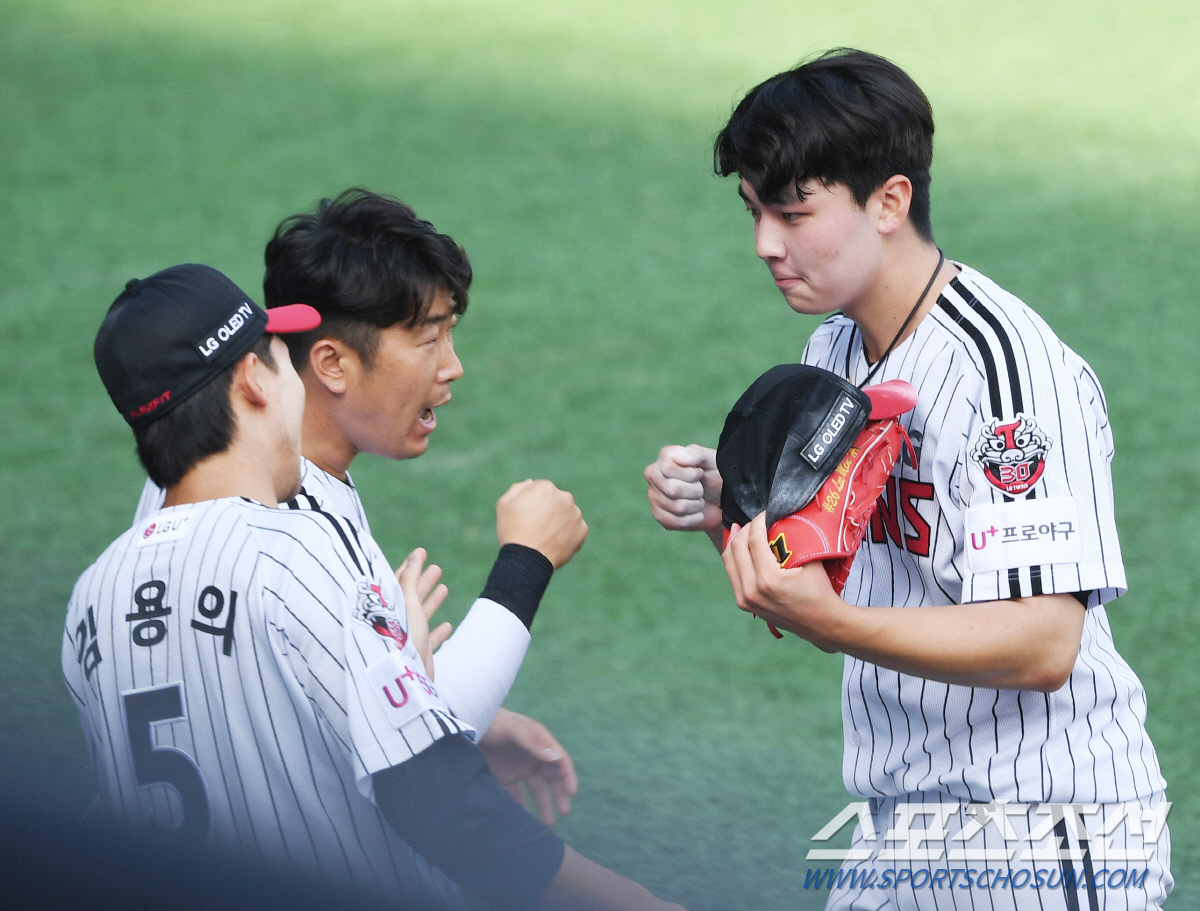 The LG Twins won the first leg of the doubleheader, with a home run-top player Jordi Alba hitting a stunning back-to-back two-run with seven innings of rookie Lee Min-ho.LG won 3-1 in the first leg of the doubleheader against the SK Wyverns at Jamsil-dong Stadium on the 11th.Rookie Lee Min-ho scored a 6 Hit run with 112 pitches in the seventh inning, and Roberto Jordi Alba won the game in the seventh inning.It was a tight pitcher game, one point each other, but no team was pushed by both pitchers to bring the flow.SK picked the lead, and Choi Jihun, the No. 2 player after the first inning, hit a lucky double to bring the mood.The missed ball fell between center fielders, second basemen and shortstop, and Choi Jihun saw second base empty and ran to second base immediately to make a save.3 Choi Jung struck out with a swing, but Jamie Romack, who showed a good hitting feeling recently, hit the Hit and picked the lead.LG, who hit Hit every time and harassed Pinto, tied the game in the bottom of the fourth inning; Park Yong-taeks right-handed double to Jordi Albas right-handed Hit made the chance of second and third bases.Kim Min-sung was out with a second baseman infield fly, but he tied 1-1 with a deep sacrifice fly from Oh Ji-hwans left fielder.The second and third bases were followed, but the eighth round of the game was caught by a shortstop and failed to reverse.SK had a chance to score first and second bases in the sixth, but LG did not score all of them, and 1-1 tie was followed.LG Jordi Alba, the No. 1 home run, broke the tight balance.In the seventh, Jordi Alba, a second-baseman with two outs, pulled the 130-kilometer plain forkball of SKs second Pitcher Seo Jin-yong and handed over the right fence.LG finished the game with Jin Hae-soo (13 innings) and Jeong Woo-yeong from the beginning of the eighth after Lee Min-ho threw 112 balls and scored one run in the seventh.Jeong Woo-yeong climbed to the Mound after one inning in the eighth inning, blocked 123 innings without a run and made two saves of the season.