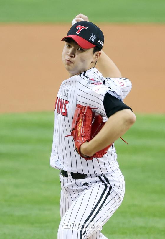 The starting lineup of LG rookie Lee Min-ho (19) is as good as a first-choice start. The calculation is growing into a stable pitcher.Lee Min-ho started the game against SK and Kyonggi at Jamsil-dong on the 11th and threw well with one run in seven innings, six hits, four pitches and one run.The number of individual Kyonggi innings was the highest (112 and 100 before).Foreign hitter Roberto Jordi Alba hit a two-run homer in the final after two outs in the seventh inning, leaving Lee Min-ho harvesting his second win of the season.As Jordi Albas batting passed, Lee Min-ho cheered with a flash of his arms.With season-long Earned run average 1.16, he is stable at Earned run average 1.40 in three starts.He won the debut in the Samsung Lions on May 21, when he was the first starter of the professional team. He scored his first quality start (more than six innings and three earned runs) in the Kyonggi against the Samsung Lions on the 2nd.Lee Min-ho, who recently pitched seven consecutive innings for two Kyonggi, has played more than five innings without much shaking in all three starts.Pitcher, a rookie who joined LGs first-class name this season, but has been a fearless pitch so far, and it is comparable to any team ace.The two starts were against the Samsung Lions, and they threw well against SK, who first met on the day.Lee Min-ho allowed a hit to college graduate Choi Jihun after one out in the first inning, falling between center fielder - shortstop - second baseman.When LGs second base was empty, Choi Jihun made a lucky hit with a bold run.Lee Min-ho struck out Choi Jing before giving up a RBI single to Jamie Lomack.After that, he gave up his infield hit after two and three innings, and the fourth and fifth innings were treated as three-way.The crisis came again in the sixth inning; leading hitter Choi Jihun - followed by Choi Jeong, who was placed in first and second bases with a series of Hits.The next Lomac hit right fielder and Jung Eui-yoon struck out. He hit second and third bases with his opponents double steel, but he handled Jeong Jin-gi with right fielder and tied the innings.Lee Min-ho, who was on the mound in the seventh inning from 98 pitches, gave up his first four balls on the day after two outs, but he treated the field with a ground ball.Ryu Jung-il, LG coach, said, We plan to alternate Lee Min-ho and Jeong Chan-Heon for the 5th selection operation, which was vacant in mid-May.After the start, the entry was excluded and the back was considered for 10 days.The physical burden of Jeong Chan-Heon, who has chronic back pain, is to reduce the mental burden of rookie Lee Min-ho.However, as Lee Min-hos starting pitch continued, Ryu recently expressed Earned run average 1 point Pitcher is too much to take out of the entry.Thats how much Lee Min-hos pitching is just a pleasure: Lee Min-ho has jumped into the rookie competition with a series of hoots.