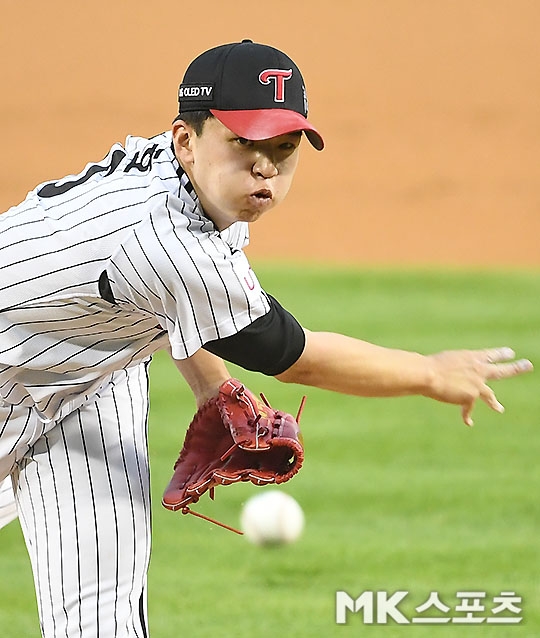 Theres no reason, well go in order.But there was a reason: faith.LG Twins rookie Lee Min-ho (19) will start in the first game of Doubleheader against SK Wyverns in the 2020 KBO League at Seoul Jamsil Baseball Stadium on the 11th.Lee Min-ho was supposed to be on the mound the day before (10th), but when he was opened to Doubleheader on the day as rain came to rain, he was named as the first-round starter.Still, due to the Doubleheader nature of playing two Kyonggi a day, losing Game 1 can be psychologically driven; Game 1 selection may be burdensome.Especially Lee Min-ho, a rookie, but Ryu Joong-il said, Yesterday (10th), Kim Min of ktwiz collapsed quickly.But I will not stop it until five innings. Lee Min-ho is likely to be out of the entry if he throws it on the day. I talked to Choi Il-un Kochi after Kyonggi, but I will decide after Kyonggi, Ryu said.(Lee) Minho is accompanied by the first team even if he falls into the entry, and the second game should be cheered in the dugout, he laughed.