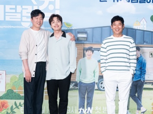 The wheeled house PD mentioned the guest he wanted to invite.On the afternoon of the 11th, a production presentation of TVN entertainment program The Wheeled House was broadcast live online.On this day, actors Sung Dong-il, Kim Hee-won and Yeo Jin-goo attended the meeting.The people I want to see most from the audience are like those who have a relationship with my brothers, said Kang.Kang PD also hoped that Park Bo-young, who had a scandal in Kim Hee-won, and Kim Yoo-jung, who met from his childhood, would come out.Yeo Jin-goo said, I personally want three people to travel without a guest. Sung Dong-il laughed when he revealed, It seems to be the hardest when the guest comes.