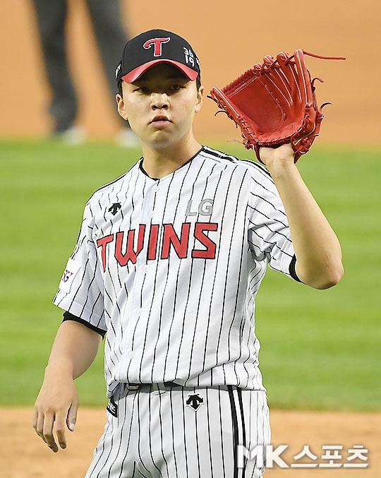 LG Twins Lee Min-ho, 19, was outspoken; he set the record for the most pitching balls after his professional debut, giving the team a valuable victory.Lee Min-ho started the fifth game (the first game of the doubleheader) between the team against the SK Wyverns in the 2020 KBO League at Seoul Jamsil-dongBaseball Park on the 11th, throwing 112 balls in seven innings, scoring one run in one strikeout with six hits, seven strikeouts and one strikeout, and winning two wins (1 loss) of the season.LG won 3-1 on the day.Lee Min-ho, who made his first appearance in nine days, came up to 148km high in the Four Sim fastball, mixing sliders, curves and forkballs with a fastball, and silenced the SK line.Roberto Jordi Albas two-run homer in the seventh inning, which was 1-1 against Lee Min-hos back-to-back, was the final.After Kyonggi Lee Min-ho said, Its good that the team won. Im so grateful that you tried to make the winner, not give up.Today Kyonggi is content except for the last dunes - the most satisfying without a walk.Gangnam District is grateful to my brother for the good results of throwing it as the lead of the Gangnam District, he said.How did it feel to see Jordi Albas homer in the seventh after a back-to-back fight in the seventh? Lee Min-ho thought, Yes.I was so grateful and happy for my batters that I was a winner after coming down (from Mound).I had a perfect seven innings as much as I wanted to praise Lee Min-ho, said Ryu Jung-il, who praised Lee Min-ho for his pitching. I put it in the seventh inning because I thought he would throw up to 110 pitches because he had a lot of rest.
