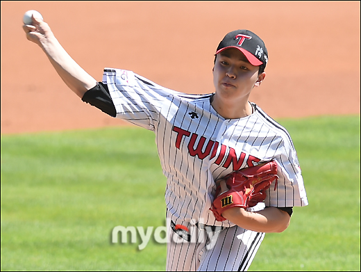 LG Lee Min-ho is playing in the first game of the double header of the LG Twins vs SK Wyverns in the 2020 professional baseball KBO league held at Seoul Jamsil Baseball Stadium on the afternoon of the 11th.