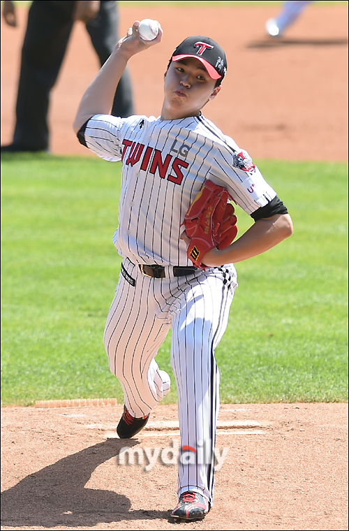 LG Lee Min-ho is struggling in the first game of the double header of the LG Twins vs SK Wyverns in the 2020 professional baseball KBO league held at Seoul Jamsil Baseball Stadium on the afternoon of the 11th.